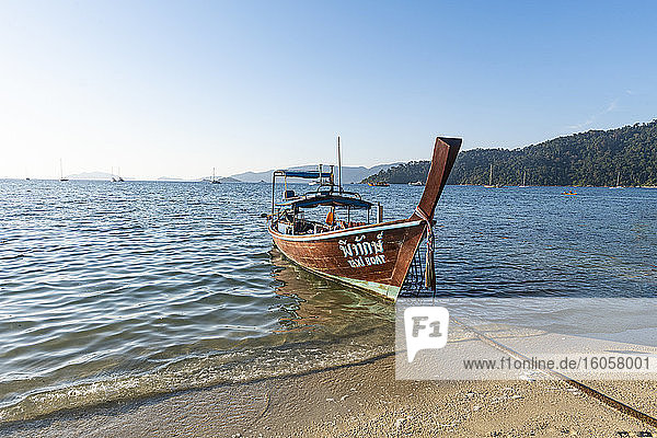 Thailand  Provinz Satun  Ko Lipe  Fischerboot am Ufer des Küstenstrandes vertäut