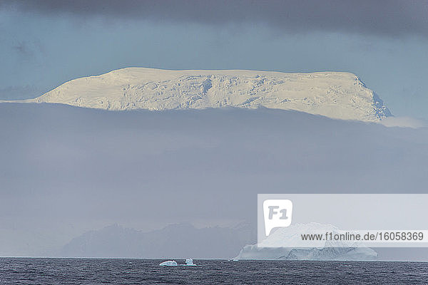 Die schneebedeckten Berge von Elephant Island
