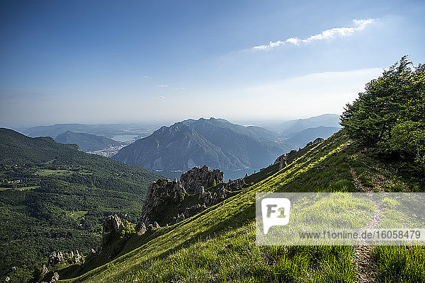 Blick auf die Bergkette Grignetta vor blauem Himmel  Europäische Alpen  Lecco  Italien