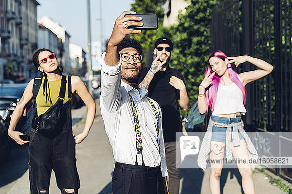 Eine Gruppe von Freunden macht ein Selfie in der Stadt