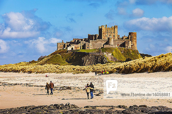 Menschen an einem Strand in der Nähe von Lindisfarne Castle; Heilige Insel  Northumberland  England