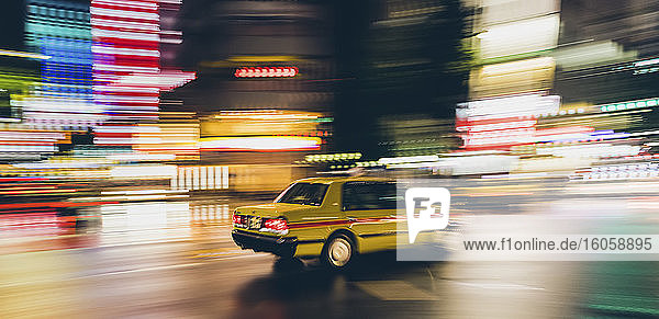 Taxi-Schwenk in der Shinjuku-Straße bei Nacht; Tokio  Kanto  Japan