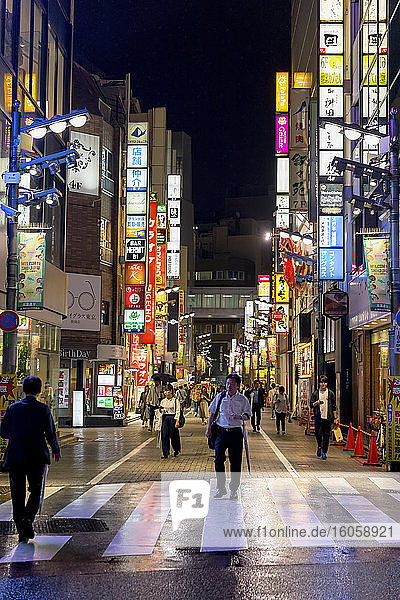 Shinjuku-Straße bei Nacht; Tokio  Kanto  Japan