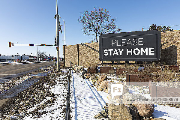 Straßenschild mit der Aufschrift Please Stay Home während der Isolation der Covid-19-Weltpandemie; St. Albert  Alberta  Kanada