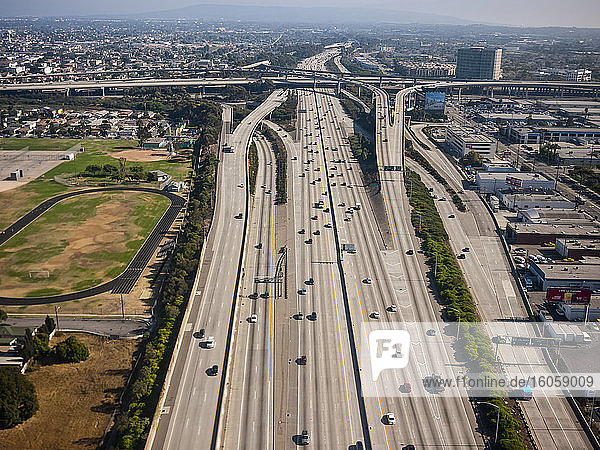 Stadtlandschaft mit dichten städtischen Gebieten und Straßen mit Smog in der Luft; Los Angeles  Kalifornien  Vereinigte Staaten von Amerika
