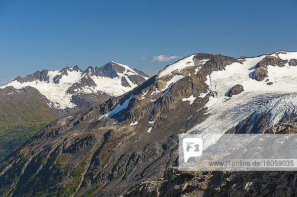 Der Harding Icefield Trail mit den Kenai-Bergen und einem namenlosen Hängegletscher im Hintergrund  Kenai Fjords National Park  Kenai-Halbinsel  Süd-Zentral-Alaska; Alaska  Vereinigte Staaten von Amerika