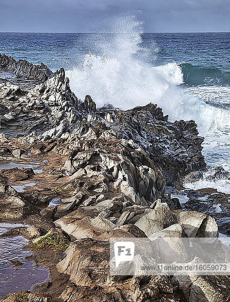 Krachende und plätschernde Wellen entlang des schroffen Felsens an der Küste von Maui; Kihei  Maui  Hawaii  Vereinigte Staaten von Amerika