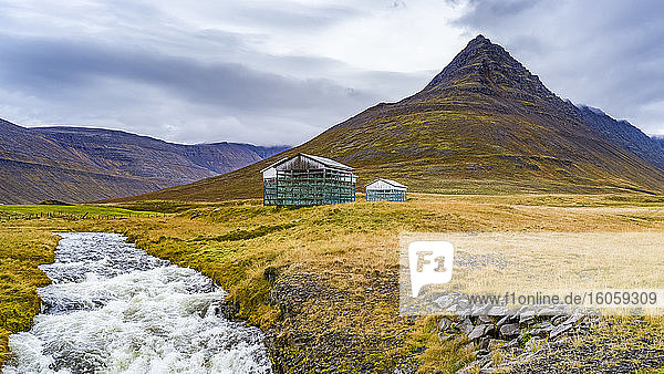 Verwitterte Strukturen in einer abgelegenen Landschaft an einem rauschenden Fluss; Isafjardarbaer  Westfjorde  Island