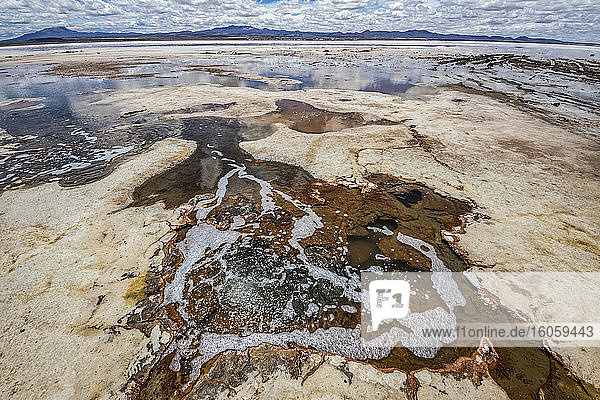 Wasserspiegelung während der Regenzeit (Dezember-Februar) im Salar de Uyuni  der grössten Salzfläche der Welt; Abteilung Potosi  Bolivien