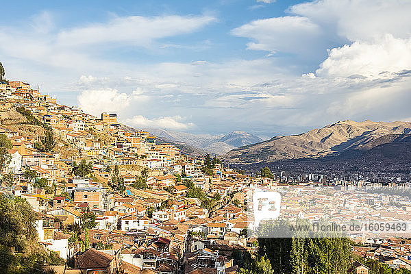Die Hügel der Stadt Cusco  Peru im warmen Licht des späten Nachmittags; Cusco  Cusco  Peru