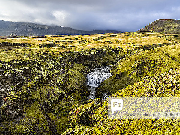 Skogafoss ist einer der größten und schönsten Wasserfälle Islands mit einer erstaunlichen Breite von 25 Metern und einer Fallhöhe von 60 Metern; Rangarping eystra  Südliche Region  Island