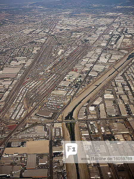 Luftaufnahme der Stadtlandschaft mit dichten Stadtgebieten und Straßen; Los Angeles  Kalifornien  Vereinigte Staaten von Amerika