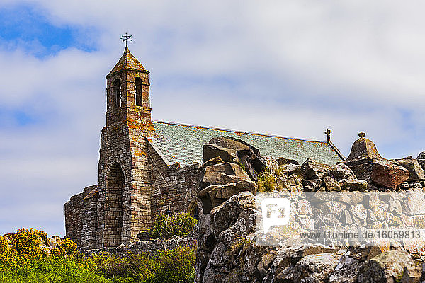Ein Blick auf das Äußere und den Glockenturm des Priorats Lindisfarne auf der Heiligen Insel: Northumberland  England