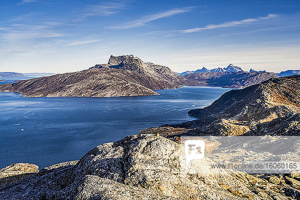 Zerklüftete Landschaft an der Küste Grönlands; Sermersooq  Grönland