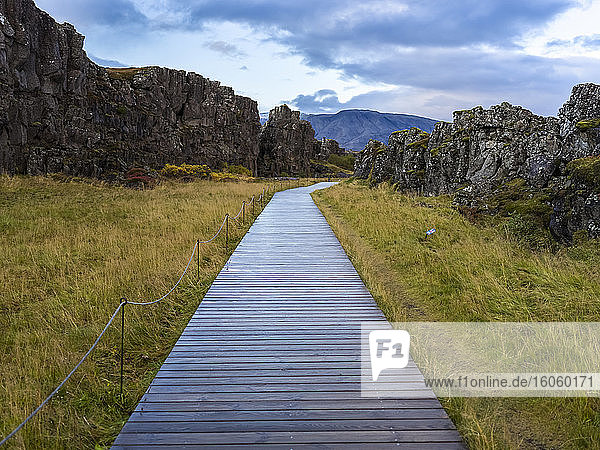 Thingvellir ist eine historische Stätte und ein Nationalpark. Er ist bekannt für das Althing  den Sitz des isländischen Parlaments aus dem 10. bis 18. Jahrhundert. Auf dem Gelände befinden sich die Thingvellir-Kirche und die Ruinen alter steinerner Unterkünfte. Der Park befindet sich in einem Grabenbruch  der durch die Trennung von 2 tektonischen Platten entstanden ist  mit felsigen Klippen und Rissen wie die riesige Almannagja-Verwerfung; Blaskogabyggo  Südliche Region  Island