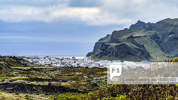 Stadt auf einer Insel in einem Archipel in Südisland; Vestmannaeyjar  Südliche Region  Island