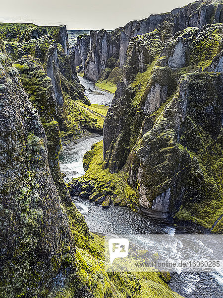 Fjadrargljufur ist eine großartige und massive Schlucht  etwa 100 Meter tief und etwa zwei Kilometer lang. Die Schlucht hat steile Wände; Skaftarhreppur  Südliche Region  Island
