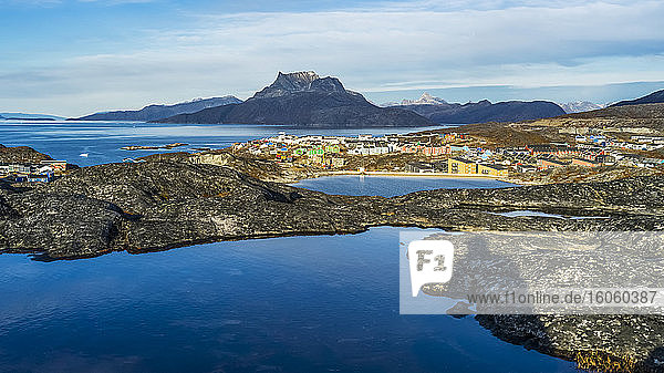 Ein Blick auf die zerklüftete Küstenlinie von Sermersooq und Häuser in Nuuk; Nuuk  Sermersooq  Grönland