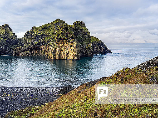 Schroffe Felsen und Klippen entlang der Küstenlinie der Insel Heimaey  Teil eines Archipels entlang der Südküste Islands; Vestmannaeyjar  Südliche Region  Island