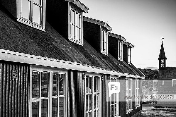 Nuuk-Kathedrale mit der Fassade eines Gebäudes im Vordergrund; Nuuk  Sermersooq  Grönland