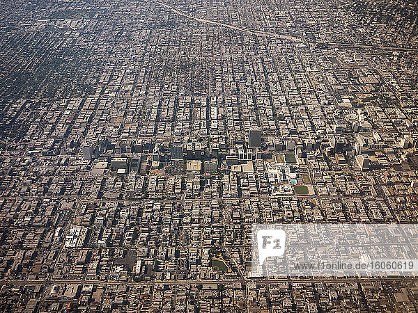 Luftaufnahme der Stadtlandschaft mit dichten städtischen Gebieten; Los Angeles  Kalifornien  Vereinigte Staaten von Amerika