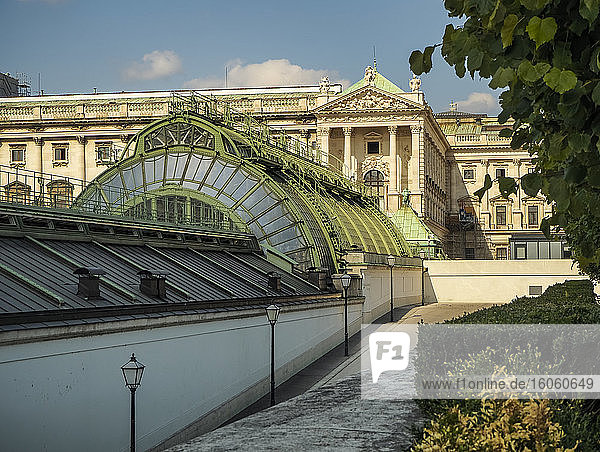 Seiteneingang des Albertina-Museums mit Gusseisen- und Glasdach; Wien  Österreich