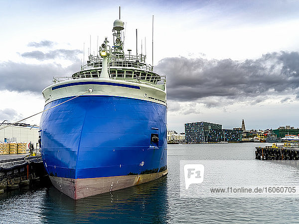 Schiff im Hafen von Reykjavik  mit Blick auf den Harpa-Konzertsaal und das Konferenzzentrum am Wasser; Reykjavik  Reykjavik  Island