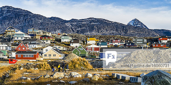 Bunte Häuser auf dem zerklüfteten Gelände von Nuuk; Nuuk  Sermersooq  Grönland