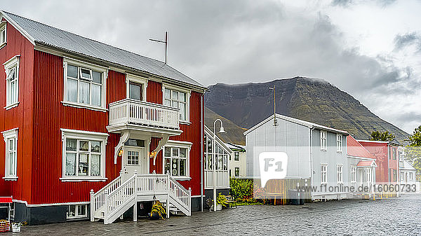 Häuser in der Stadt Isafjordur; Isafjardarbaer  Westfjorde  Island