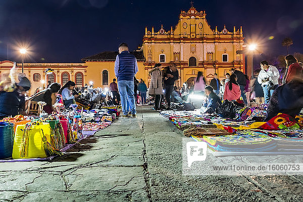 Kunsthandwerksmarkt auf der Plaza del Zocalo  dem Platz der Kathedrale; San Cristobal de las Casas  Chiapas  Mexiko