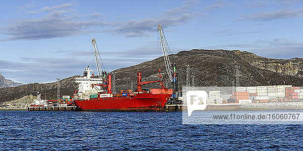Schiffs- und Schiffscontainer mit Kränen im Hafen von Nuuk; Nuuk  Sermersooq  Grönland
