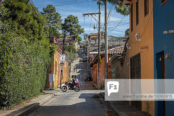 Motorrad auf der Straße im historischen Viertel San Cristobal de las Casas; San Cristobal de las Casas  Chiapas  Mexiko