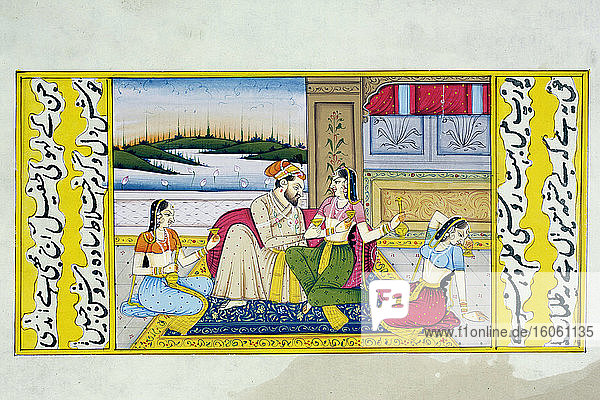 Rajasthanische Miniaturmalerei aus Rajasthan  Indien. Vermutlich Ende 19. oder Anfang 20. Jahrhundert. Ein Mann mit drei spärlich bekleideten Frauen  die sich bei Drinks entspannen.
