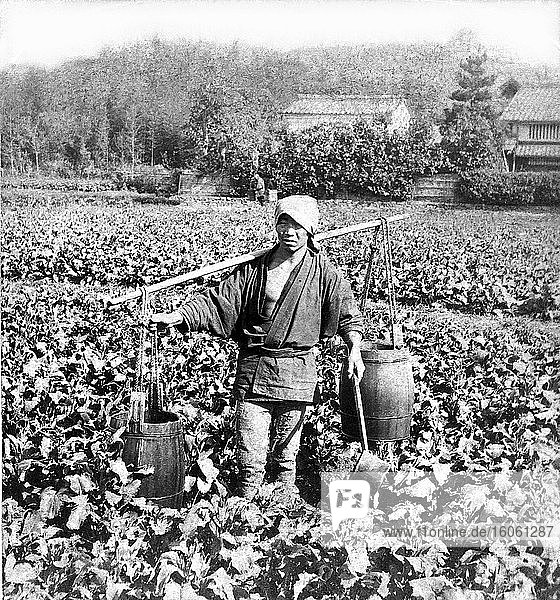Keulung von Na in Japan um 1900. Mann mit Wassereimern und Schöpfkelle