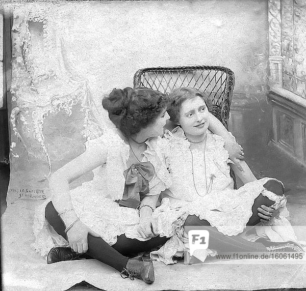 Viktorianisch  zwei Damen kuscheln