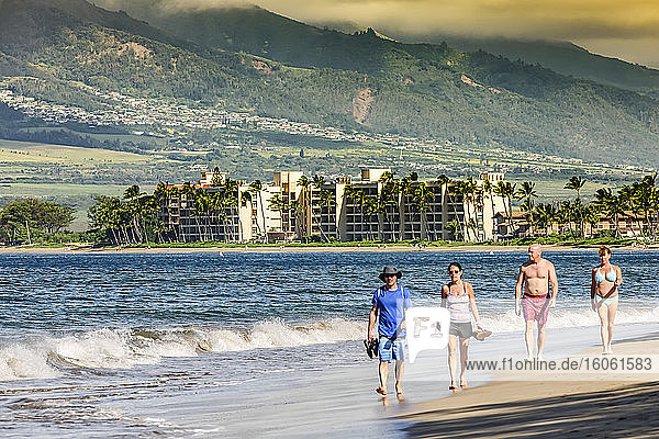Kondos am Strand und die Berge von West Maui bilden eine Kulisse für Strandspaziergänge auf Süd-Maui; Maui  Hawaii  Vereinigte Staaten von Amerika