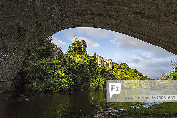 Ansicht der Burg Lismore und des Blackwater-Flusses unter einer alten Steinbrücke; Lismore  County Waterford  Irland