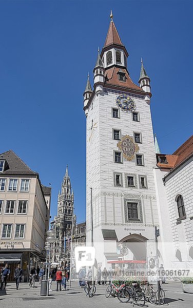 Altes Rathaus  Turm mit Spielzeugmuseum  hinten neues Rathaus  München  Bayern  Deutschland  Europa