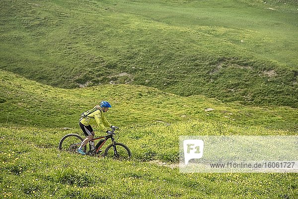 Mountainbikerin fährt auf Singeltrail  Schwierigkeitsgrad S1  Serfaus  Tirol  Österreich  Europa