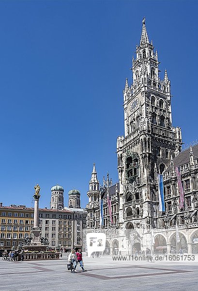 Neues Rathaus mit Mariensäule und Kirchtürmen der Frauenkirche  Marienplatz  München  Bayern  Deutschland  Europa