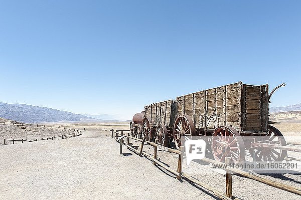 Wüste  Historische Borax-Mine  Wagen des 20 mule team  Harmony Borax Works  Death Valley Nationalpark  Kalifornien  USA  Nordamerika
