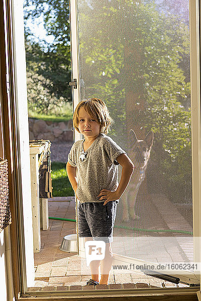 Porträt eines 4 Jahre alten Jungen auf seiner Veranda