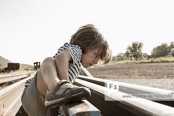 4 Jahre alter Junge spielt auf den Eisenbahnschienen Lamy NM.