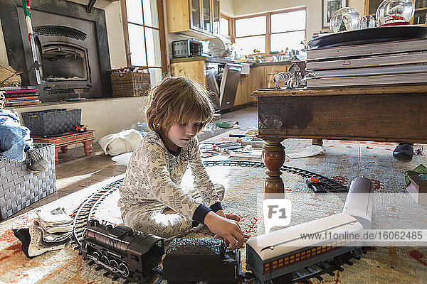 4 Jahre alter Junge im Schlafanzug spielt zu Hause mit Spielzeug