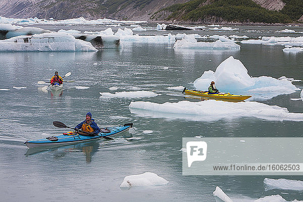 Seekajakfahrer paddeln in einer Gletscherlagune an einem Gletscherendpunkt an der Küste Alaskas