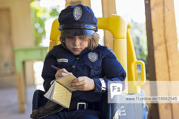 4 Jahre alter Junge als Polizist verkleidet