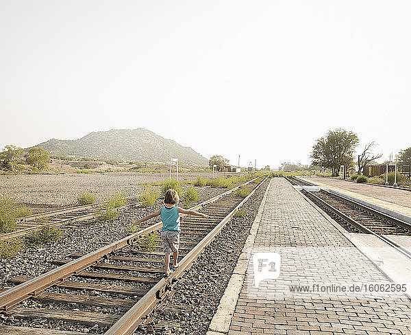 4 Jahre alter Junge balanciert auf der Eisenbahnschiene Lamy NM.