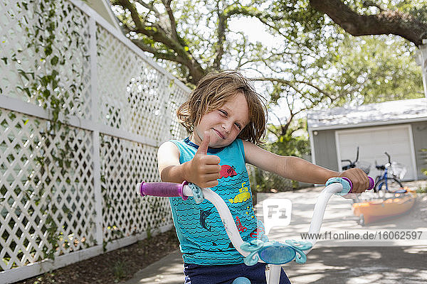 lächelnder 5-jähriger Junge auf seinem Fahrrad Georgia