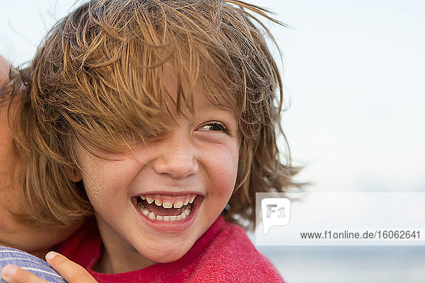 lächelnder 5 Jahre alter Junge am Strand