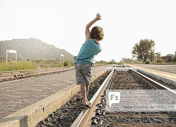 4 Jahre alter Junge balanciert auf der Bahnstrecke Lamy NM.